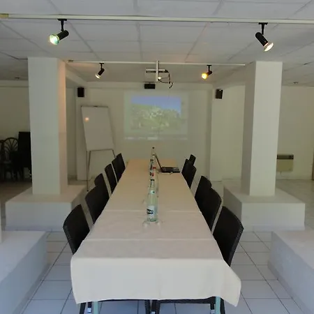 Hotel Restaurant Les Falaises 3*